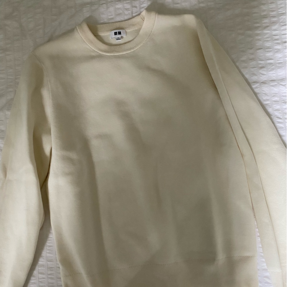 Uniqlo Men’s Cream sweater